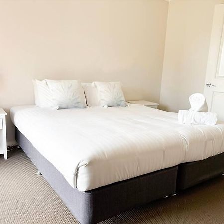 5 Tarcutta In The Cbd Apartment Wagga Wagga Bagian luar foto