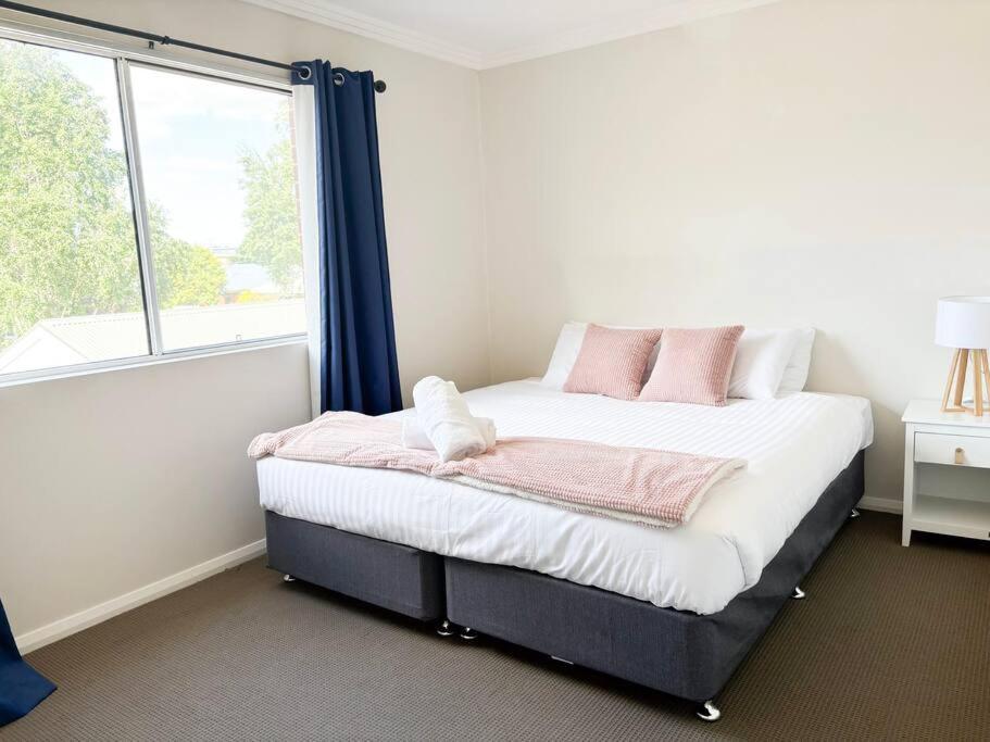 5 Tarcutta In The Cbd Apartment Wagga Wagga Bagian luar foto