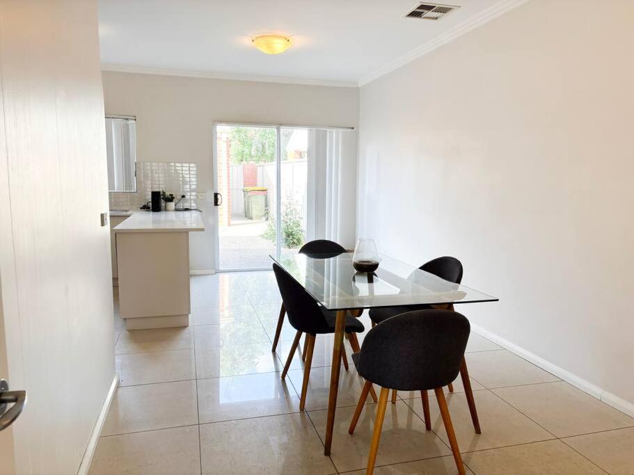 5 Tarcutta In The Cbd Apartment Wagga Wagga Bagian luar foto